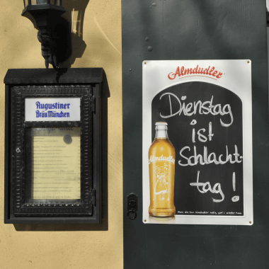 Anschreibtafel Almdudler aus Aluminium, lichtecht,  hängt an dieser Stelle seit Jahren an der Südseite 