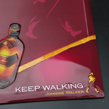 Anschreibetafel Johnnie Walker, Detail der Prägungen 