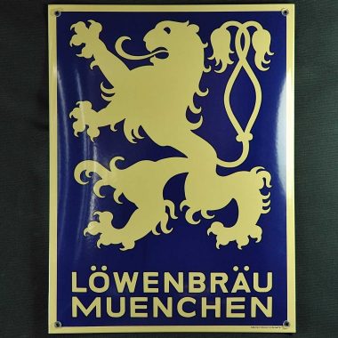 Klassisches Emailleschild Löwenbräu im Format 30 cm x 40 cm 